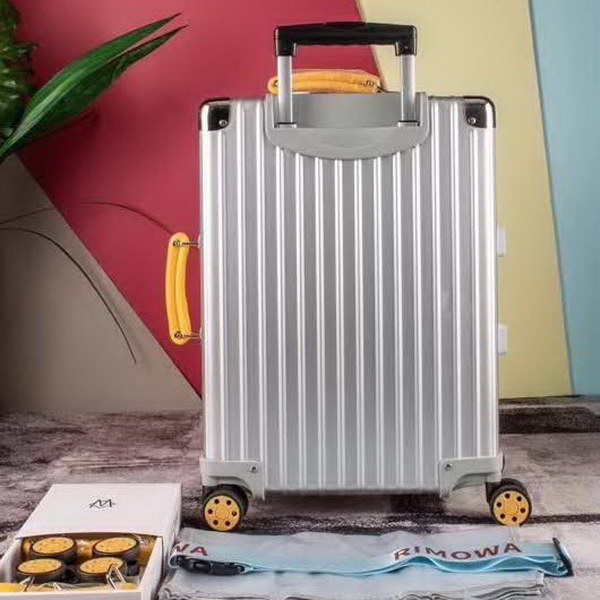 日默瓦/Rimowa 旅行箱，全​铝​镁‎合金，经典款​的新版‎本，彩色皮质把手，购买就送透明套，4个轮子，2个手把，绑带，想怎么换就怎么换，永远是街头机场最靓的你