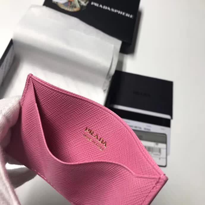 【原版皮】普拉达/Prada 卡包，选用十字纹牛皮裁制而成，精湛走线均匀整齐，油边顺滑，做工精致如图可见，款号：1MC208