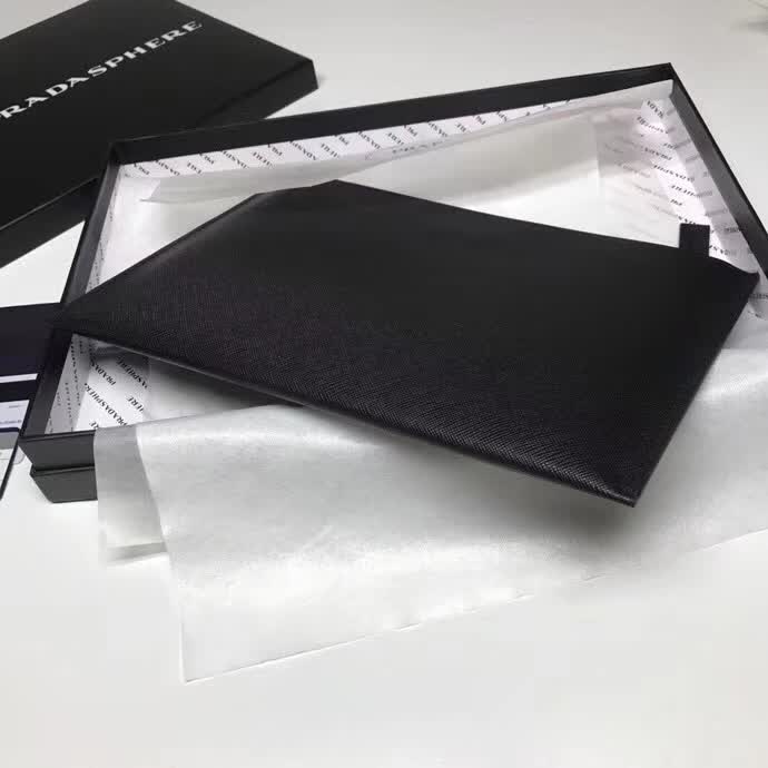 【原版皮】普拉达/Prada 男士手包，选用十字纹小牛皮裁制而成，正面点缀品牌三角散字徽标，款号：2NG05V