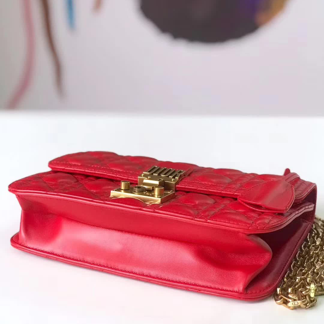 【原版皮】迪奥/Dior 链条包，选用小羊皮绗缝藤格纹，饰以精致又摩登复古品牌标识锁扣，很有年代感，搭配链条肩带，真是perfect