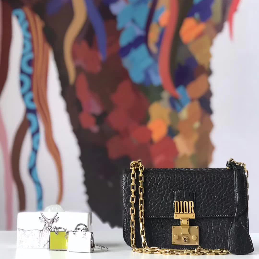 【原版皮】迪奥/Dior 链条包，选用大象纹小牛皮裁制而成，饰以精致又摩登复古品牌标识锁扣，很有年代感，搭配链条肩带，真是perfect，款号：M5816