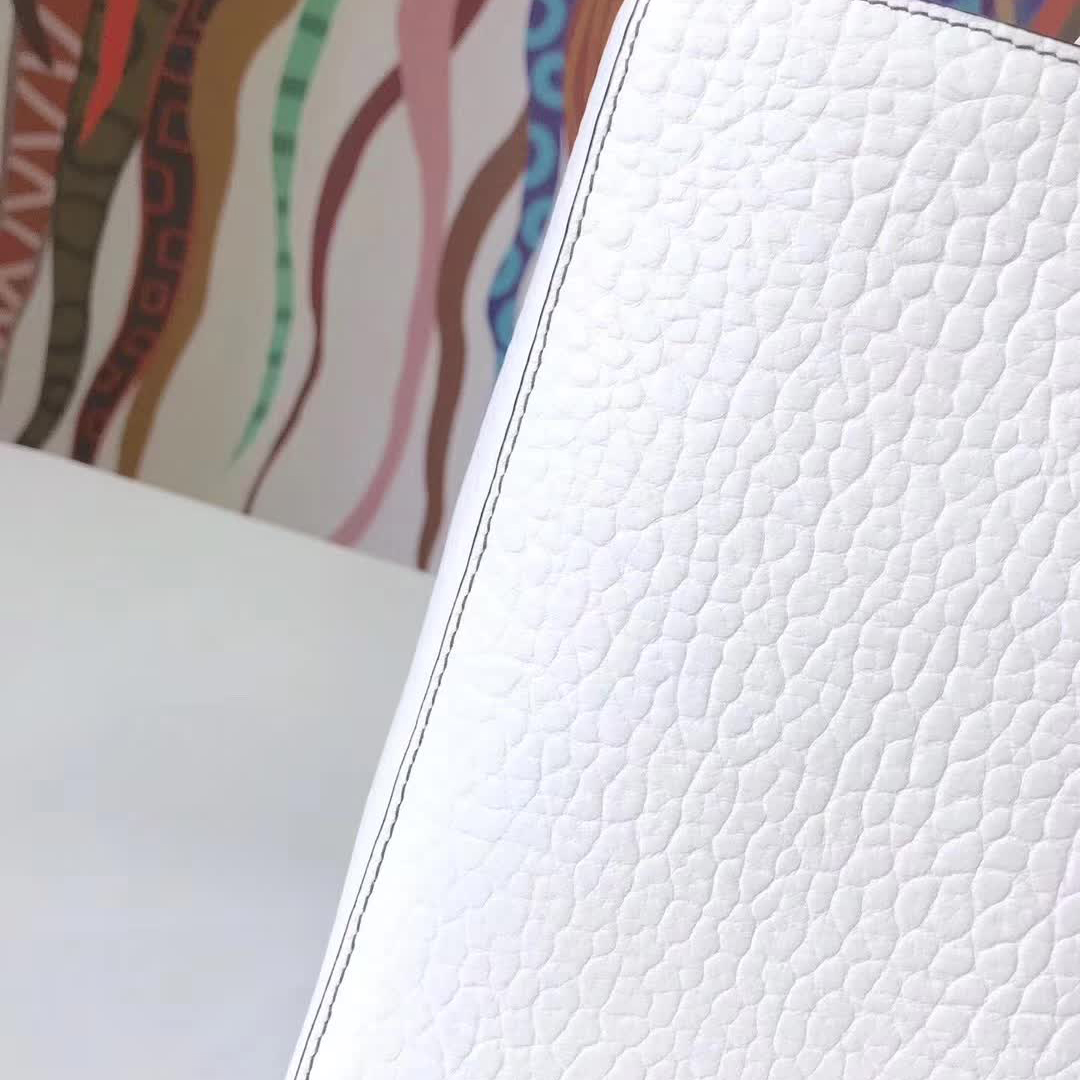 【原版皮】迪奥/Dior 手提包，选用大象纹小牛皮裁制而成，缀以品牌标识吊坠，搭配宽肩带更有特色，简约时尚