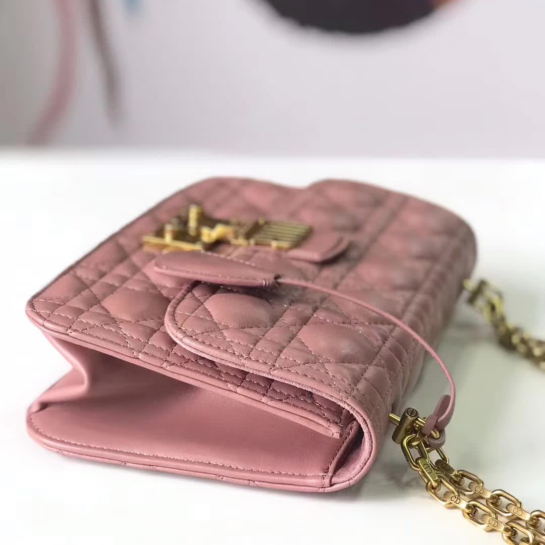 【原版皮】迪奥/Dior 链条包，选用小羊皮绗缝藤格纹，饰以精致又摩登复古品牌标识锁扣，很有年代感，搭配链条肩带，真是perfect