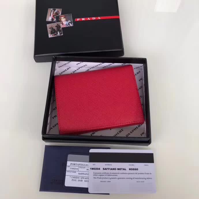 【原版皮】普拉达/Prada 短款钱夹，选用十字纹小牛皮裁制而成，点缀金色散字唛徽标，简单实用，提升个人品味的一款，款号：1M0204