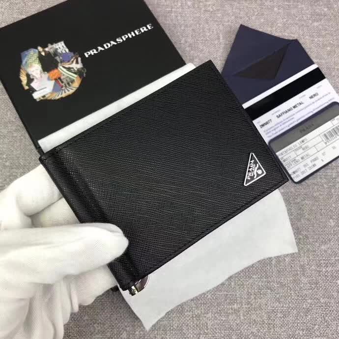 【原版皮】普拉达/Prada 金属钱夹，选用十字纹小牛皮裁制而成，边角饰三角珐琅涂层徽标，款号：2MN077