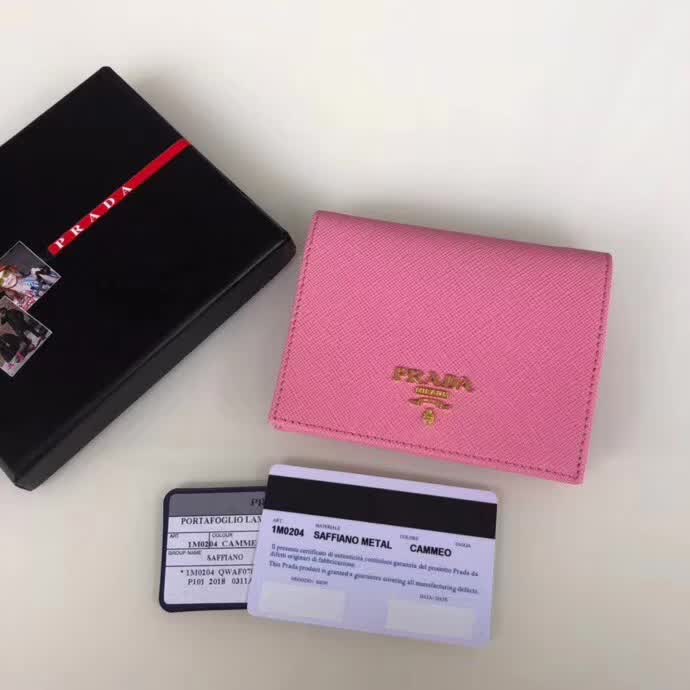 【原版皮】普拉达/Prada 短款钱夹，选用十字纹小牛皮裁制而成，点缀金色散字唛徽标，简单实用，提升个人品味的一款，款号：1M0204