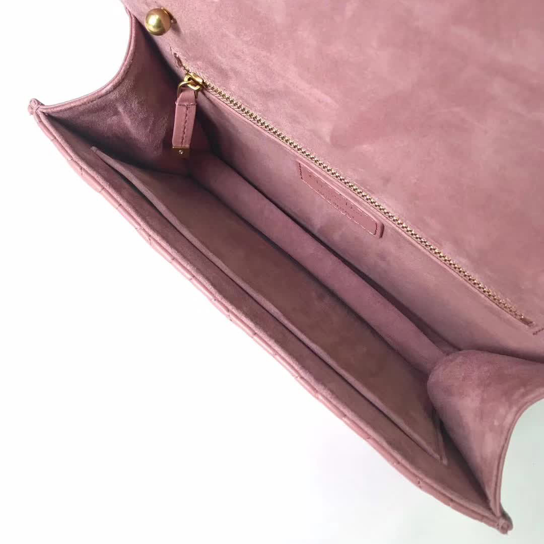 【原版皮】迪奥/Dior 链条包，选用小羊皮绗缝藤格纹，饰以精致又摩登复古品牌标识锁扣，很有年代感，搭配链条肩带，真是perfect