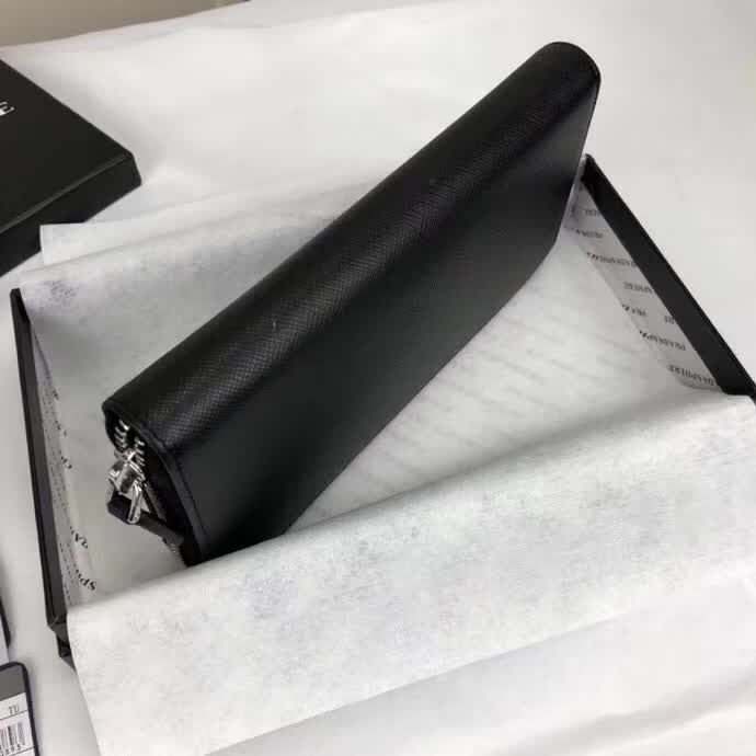 【原版皮】普拉达/Prada 拉链钱夹，选用十字纹小牛皮裁制而成，正面点缀银色散字徽标，尽显高档时尚，低调而又奢华，款号：1ML506