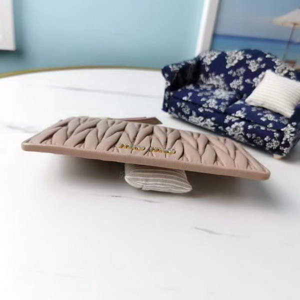 【原版皮】缪缪/Miu Miu 拉链钱夹，采用小羊皮材质精心裁制而成，Matelasse花纹图案，内里标识烫字，款号：5MB006