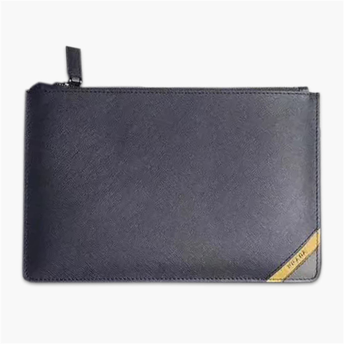 【原版皮】普拉达/Prada 男士手包，选用十字纹小牛皮裁制而成，边角点缀拼色皮革字唛徽标，款号：2NG005