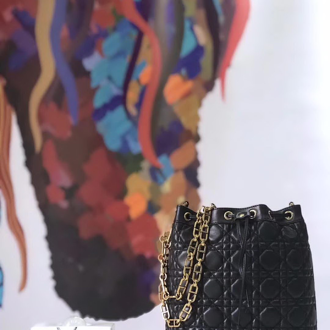 【原版皮】迪奥/Dior 水桶包，选用柔软羊皮精心裁制而成，整个包身绗缝藤格纹，看起来帅气又低调