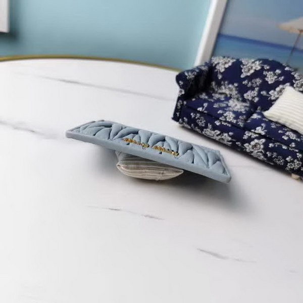 【原版皮】缪缪/Miu Miu 卡夹，采用小羊皮材质精心裁制而成，Matelasse花纹图案，内里标识烫字，Moire和皮革衬里，款号：5MC076