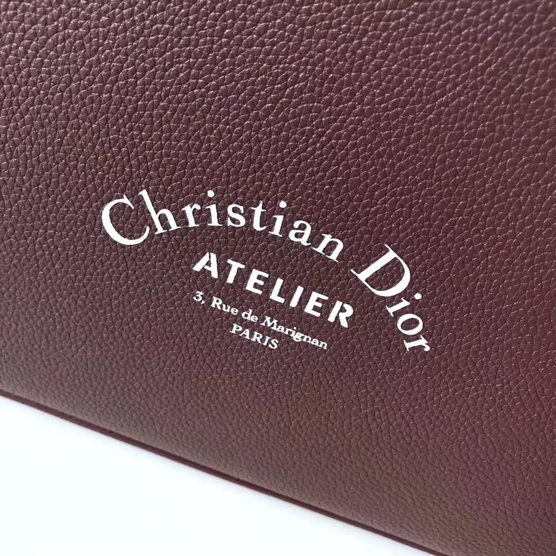 【原版皮】迪奥/Dior 男士公文包，选用粒面纹小牛皮裁制而成，采用传统工艺，是现代男士携带各类日常数据与文件的尚佳选择