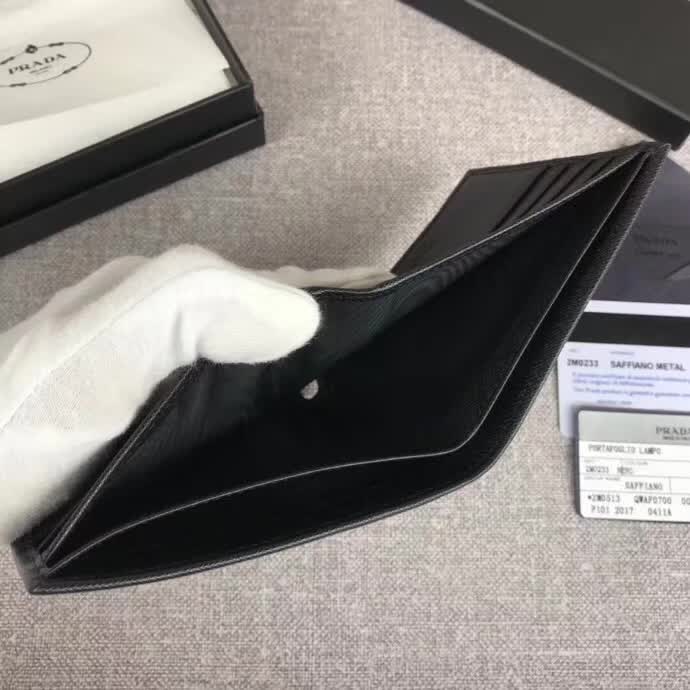 【原版皮】普拉达/Prada 短款钱夹，选用十字纹小牛皮裁制而成，边角点缀散字唛标识，经典之作，简单时尚，款号：2M0513