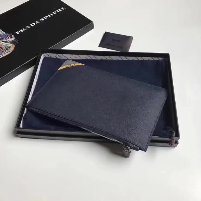 【原版皮】普拉达/Prada 男士手包，选用十字纹小牛皮裁制而成，边角点缀拼色皮革字唛徽标，款号：2NG005