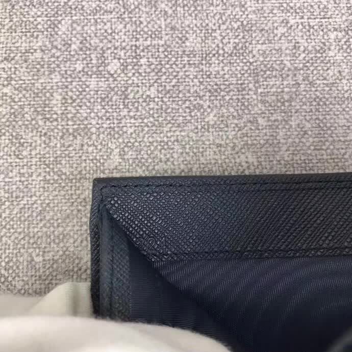 【原版皮】普拉达/Prada 短款钱夹，选用十字纹小牛皮镶嵌彩带皮革裁制而成，精湛走线均匀整齐，做工精湛，款号：2M0513