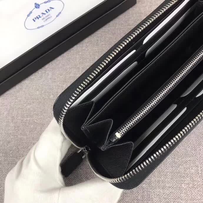 【原版皮】普拉达/Prada 拉链钱夹，选用十字纹小牛皮裁制而成，绗缝特别的皮革徽标设计凸显个性，时尚炫酷，就是要你好看，款号：2ML317