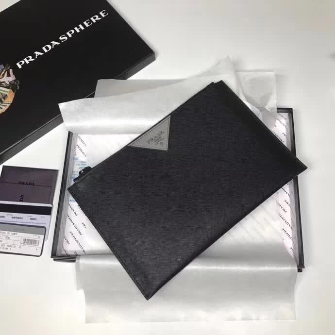 【原版皮】普拉达/Prada 男士手包，选用十字纹小牛皮裁制而成，正面点缀品牌三角散字徽标，款号：2NG05V