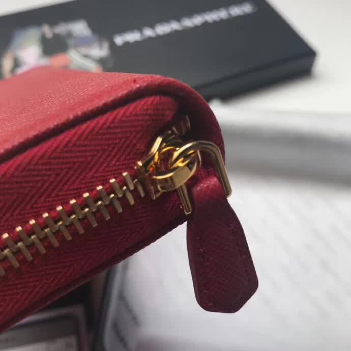 【原版皮】普拉达/Prada 拉链钱夹，选用十字纹小牛皮裁制而成，正面点缀金色散字徽标，尽显高档时尚，低调而又奢华，款号：1ML506