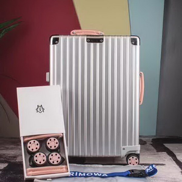 日默瓦/Rimowa 旅行箱，全​铝​镁‎合金，经典款​的新版‎本，彩色皮质把手，购买就送透明套，4个轮子，2个手把，绑带，想怎么换就怎么换，永远是街头机场最靓的你