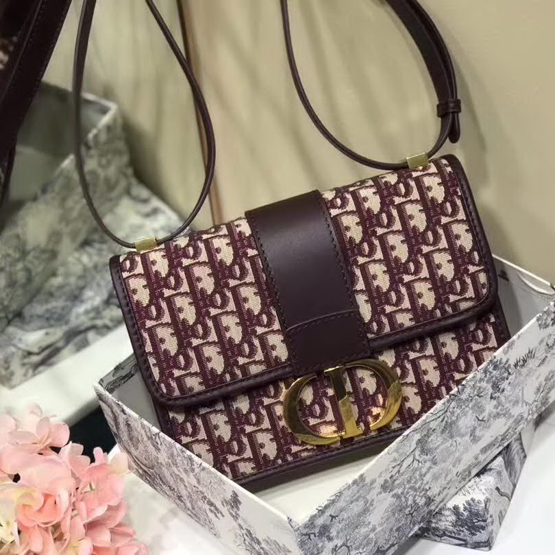 【原版皮】迪奥/Dior 30 MONTAIGNE手袋，选用Oblique提花帆布搭配同色系牛皮皮革裁制而成，饰以标志性“CD”字母锁扣，背面点缀30 Montaigne立体压印装饰，款号：M9203