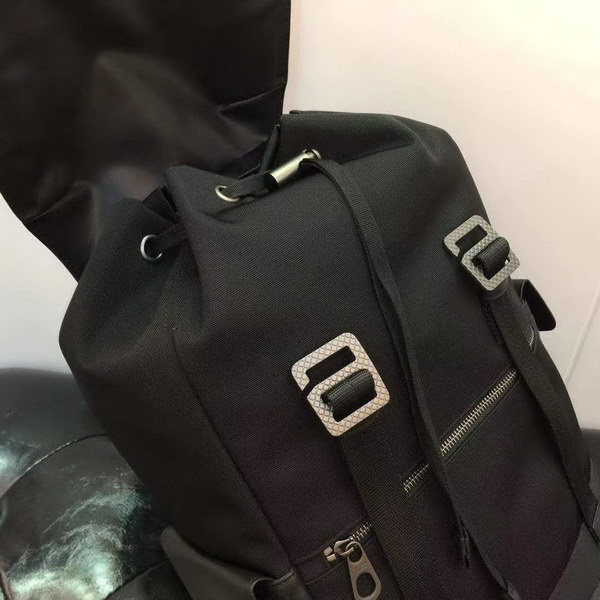 【原版皮】宝缇嘉/BV 男士双肩背包，哑光小牛皮和坚固尼龙的混合搭配时尚现代，配以手工制作，贴袋上编饰标志性的编织图案，设计旨在成就每日佩戴的必备单品，款号：80187208