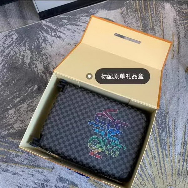 路易威登/LV Horizon 50拉杆箱，选用 Damier Graphite 帆布，印有设计的新款彩色交织字母品牌标识，光滑外层包裹轻巧的铝制拉杆，使箱内平整，箱内设计精简