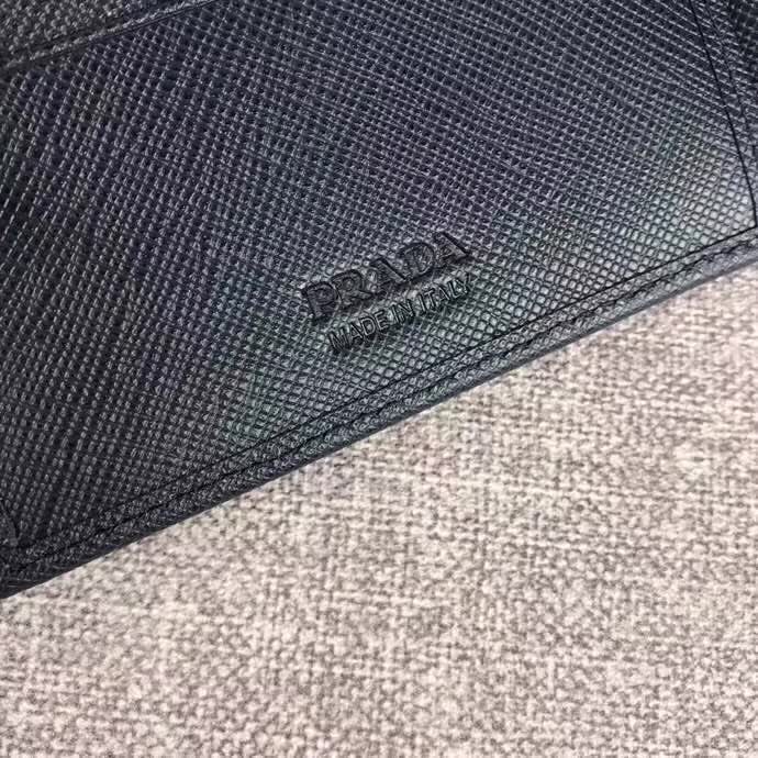 【原版皮】普拉达/Prada 短款钱夹，选用十字纹小牛皮裁制而成，边角点缀三角唛，经典之作，简单时尚，款号：2M0513