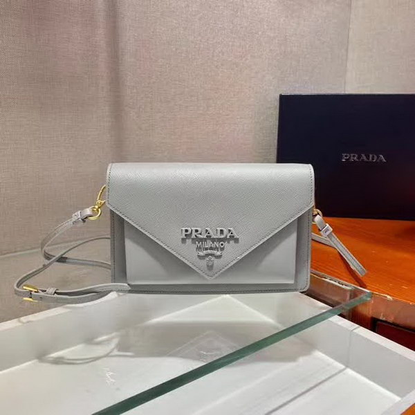 【原版皮】普拉达/Prada 肩背包,诠释精致的极简主义设计格调,一枚金属徽标点缀其上,昭示品牌身份,可拆卸可调式皮革肩带,又可当手包,内配可拆卸镜子,款号: 1BP020