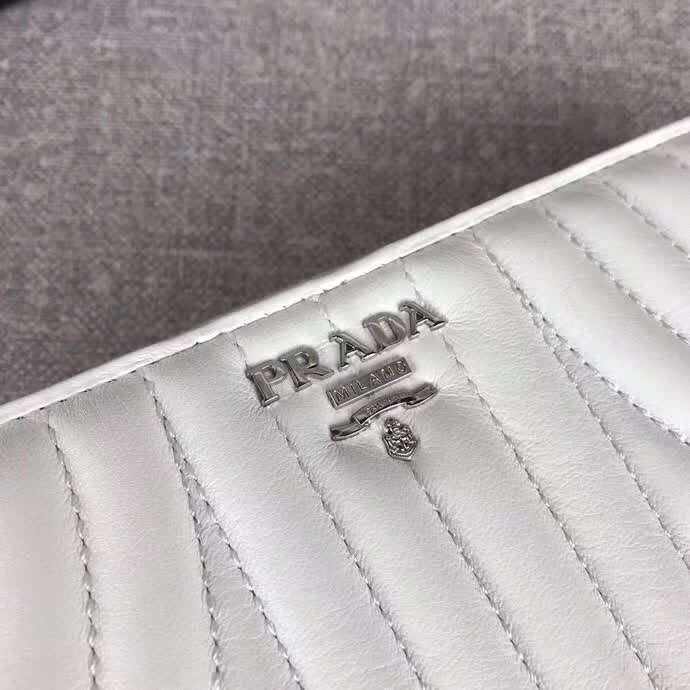 【原版皮】普拉达/Prada 拉链钱夹，选用纳帕牛皮裁制而成，点缀散字唛徽标，精湛走线均匀整齐，款号：1ML506
