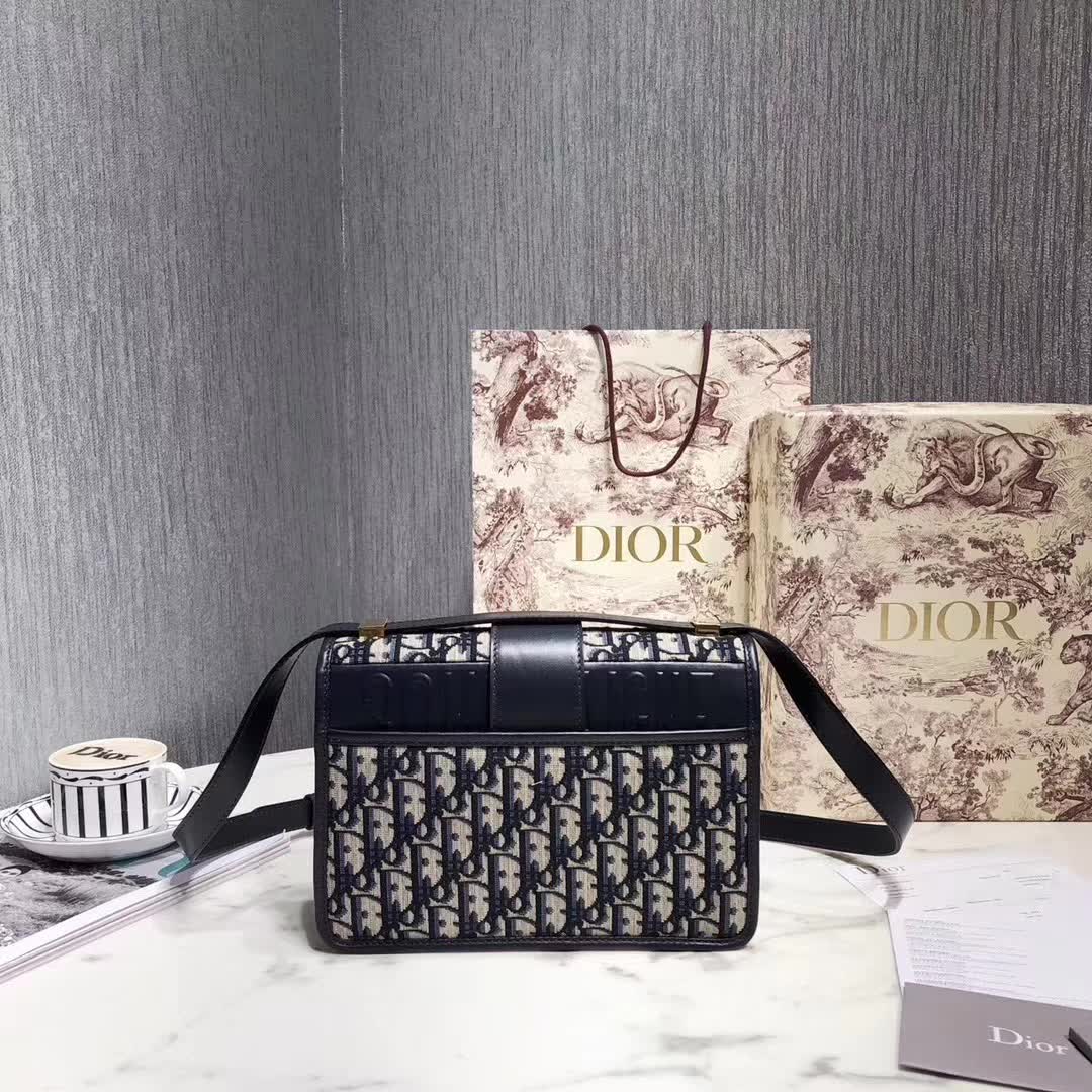 【原版皮】迪奥/Dior 30 MONTAIGNE手袋，选用Oblique提花帆布搭配同色系牛皮皮革裁制而成，饰以标志性“CD”字母锁扣，背面点缀30 Montaigne立体压印装饰，款号：M9203