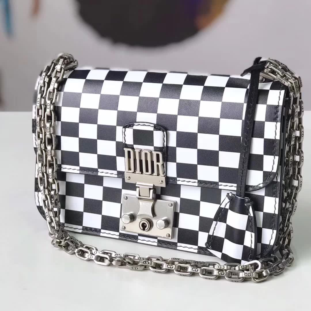 【原版皮】迪奥/Dior 链条包，黑白格之间的搭配，显得这个包格外有特色，饰以精致又摩登复古品牌标识锁扣，很有年代感，搭配链条肩带，真是perfect，款号：M5816