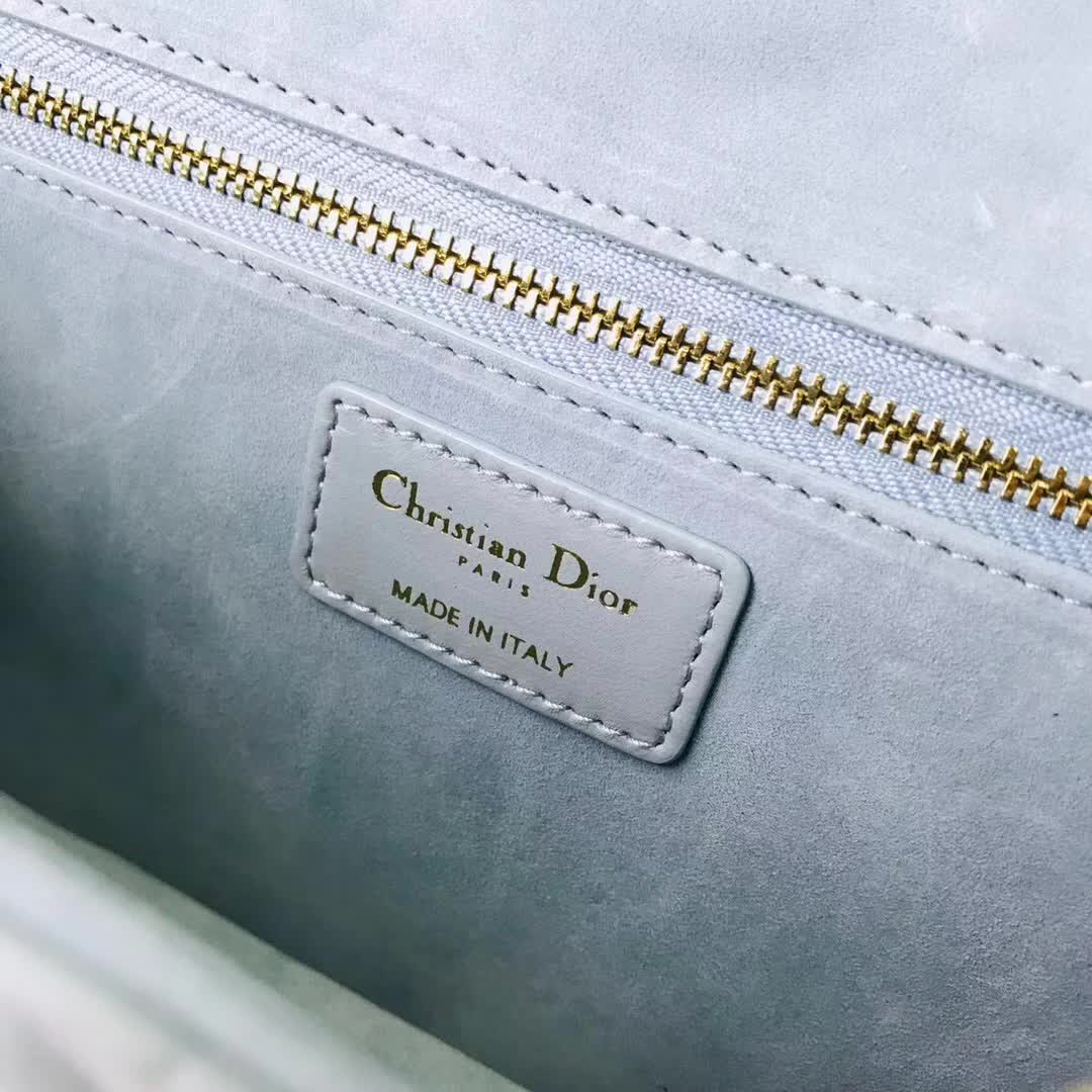 【原版皮】迪奥/Dior 链条包，选用小羊皮绗缝藤格纹，饰以精致又摩登复古品牌标识锁扣，很有年代感，搭配链条肩带，真是perfect