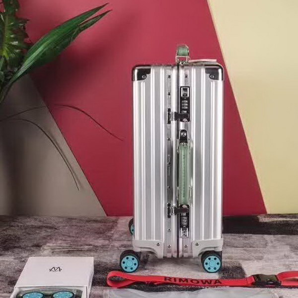 日默瓦/Rimowa 旅行箱，全​铝​镁‎合金，经典款​的新版‎本，彩色皮质把手，购买就送透明套，4个轮子，2个手把，绑带，想怎么换就怎么换，永远是街头机场最靓的你