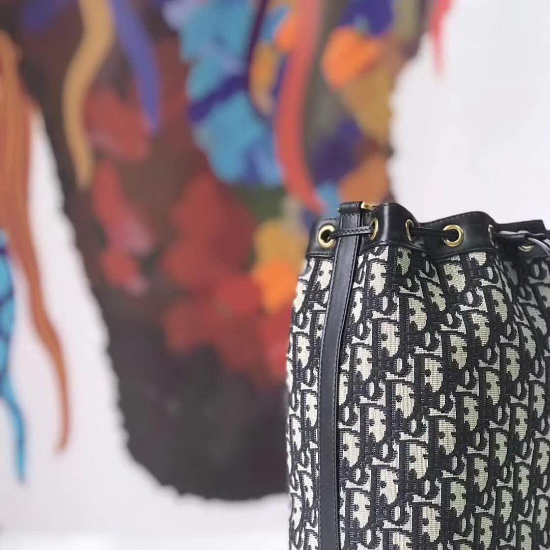 【原版皮】迪奥/Dior 水桶包，选用Oblique提花帆布搭配同色系牛皮皮革裁制而成，简约时尚，看起来帅气又低调