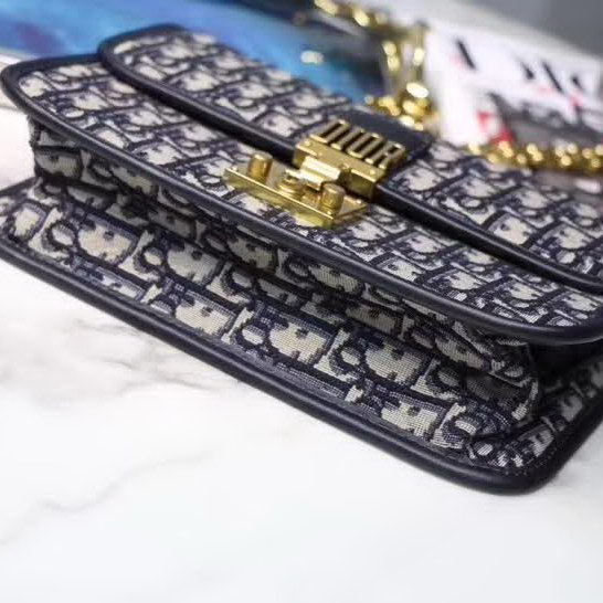 【原版皮】迪奥/Dior 肩背包，选用Oblique提花帆布搭配同色系牛皮皮革裁制而成，饰以品牌字母徽标锁扣