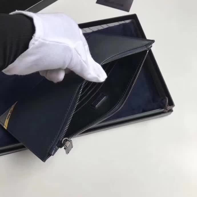 【原版皮】普拉达/Prada 男士手包，选用十字纹小牛皮裁制而成，边角点缀拼色皮革字唛徽标，款号：2NG005