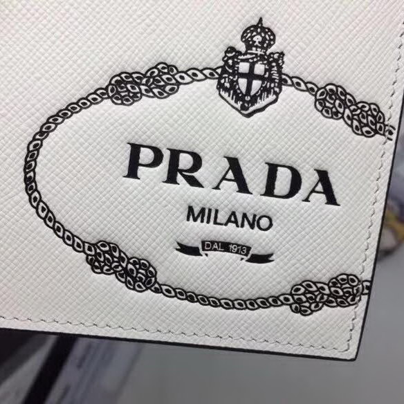 【原版皮】普拉达/Prada 短款钱夹，选用十字纹牛皮裁制而成，饰以黑色经典丝印徽标，风格优雅简约，款号：2M0513
