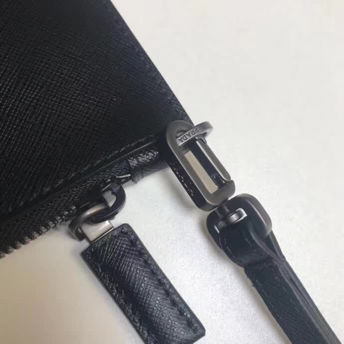 【原版皮】普拉达/Prada 男士手包，选用十字纹小牛皮裁制而成，边角点缀同色小公仔徽标，尽显高档时尚，低调而又奢华，款号：2NG005