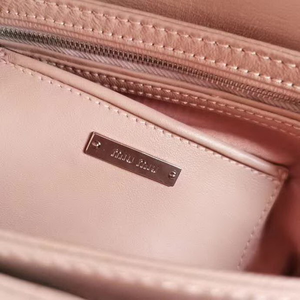 【原版皮】缪缪/Miu Miu 肩背包，采用小进口土耳其绵羊皮材质精心裁制而成，手感细腻柔软，内里三隔层，款号：5BD015