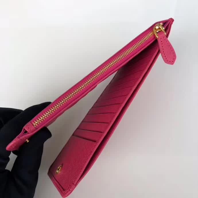 【原版皮】普拉达/Prada 卡包，男女通用款，选用十字纹牛皮裁制而成，点缀金色散字唛徽标，超大容量