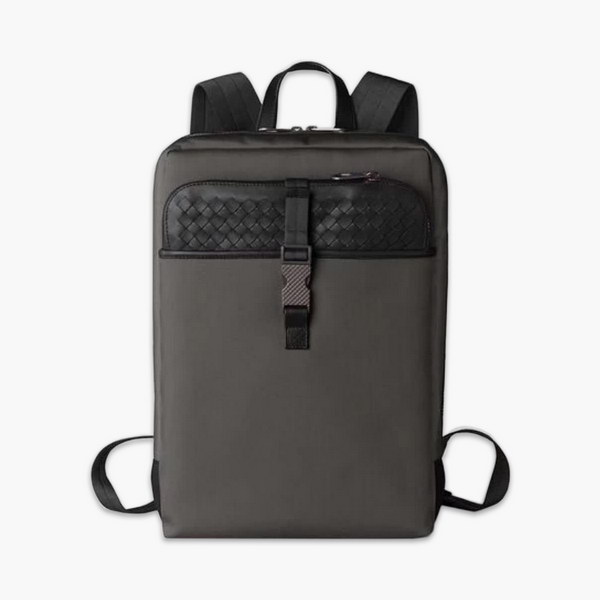 【原版皮】宝缇嘉/BV 男士双肩包,运用Meridian工艺制作,色彩绚丽,高度实用的同时又不失时尚风采,标志性刻花金属夹扣闭合,柔软加衬,有效保护高科技设备,款号:80187708