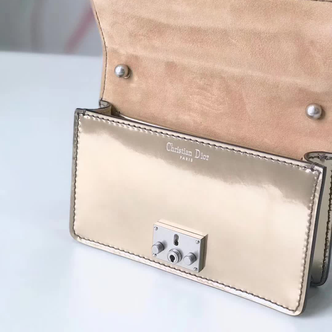 【原版皮】迪奥/Dior 链条包，选用光滑漆牛皮裁制而成，饰以点缀彩色钻粒的品牌标识字母锁扣，设计很特别，不容易撞款，链条缀满彩色钻粒，美得不要不要的，款号：5817