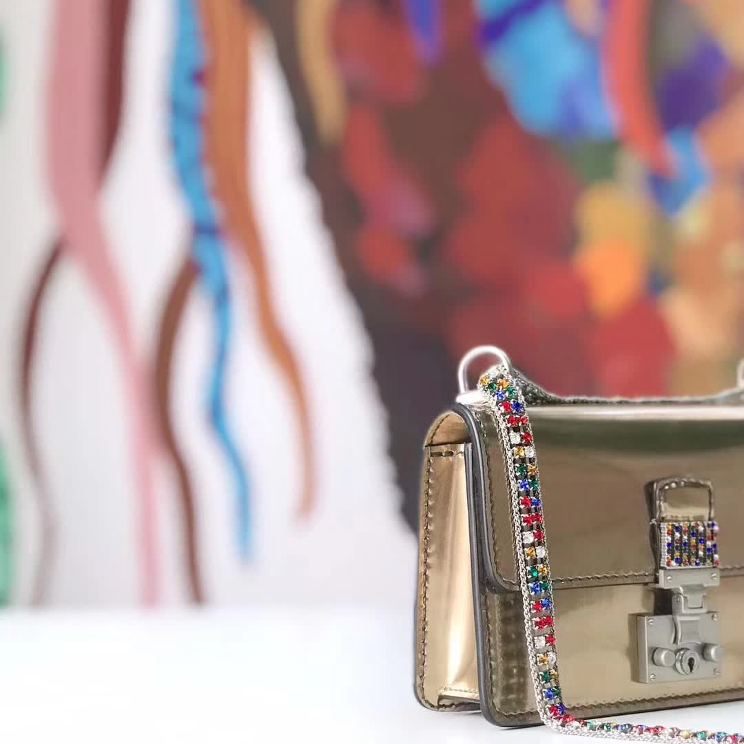 【原版皮】迪奥/Dior 链条包，选用光滑漆牛皮裁制而成，饰以点缀彩色钻粒的品牌标识字母锁扣，设计很特别，不容易撞款，链条缀满彩色钻粒，美得不要不要的，款号：5817