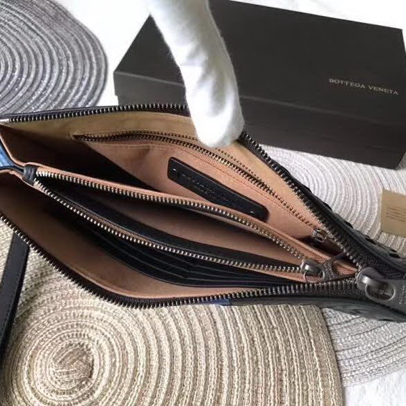 【原版皮】宝缇嘉/Bottega Veneta 手包，经典爆款，选用打蜡牛皮裁制而成，点缀刺绣格纹图案，款号：30629