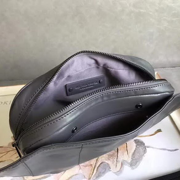 【原版皮】葆蝶家/Bottega Veneta 胸包，经典爆款，选用高光胎牛皮裁制而成，搭配哑锖色五金，所有材料都精挑细选