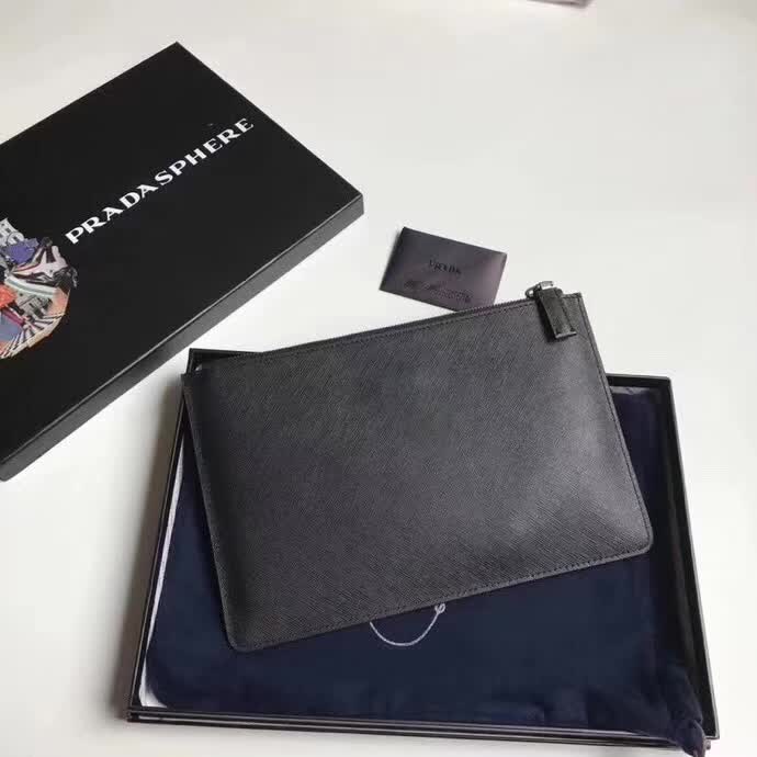 【原版皮】普拉达/Prada 男士手包，选用十字纹小牛皮裁制而成，边角点缀拼色皮革字唛徽标，款号：2NG005