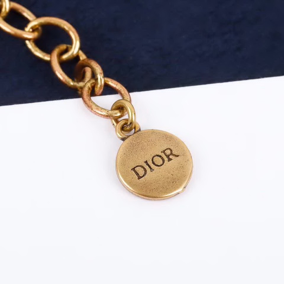 20秋季最新专柜款-Dior真心每款设计都很让人欣喜，这个手链看起来普普通通，光订珍珠就花了很久时间，五金一起设计，整体给人清新脱俗，不失时尚，调节链条，适合任何手腕，非常推荐