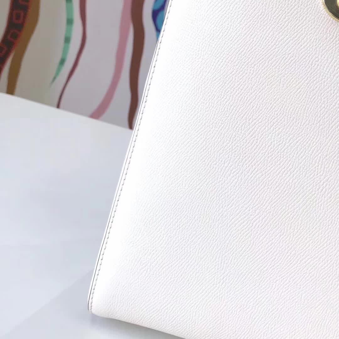 【原版皮】迪奥/Dior 手提包，选用手掌纹小牛皮裁制而成，缀以品牌标识吊坠，搭配宽肩带更有特色，简约时尚