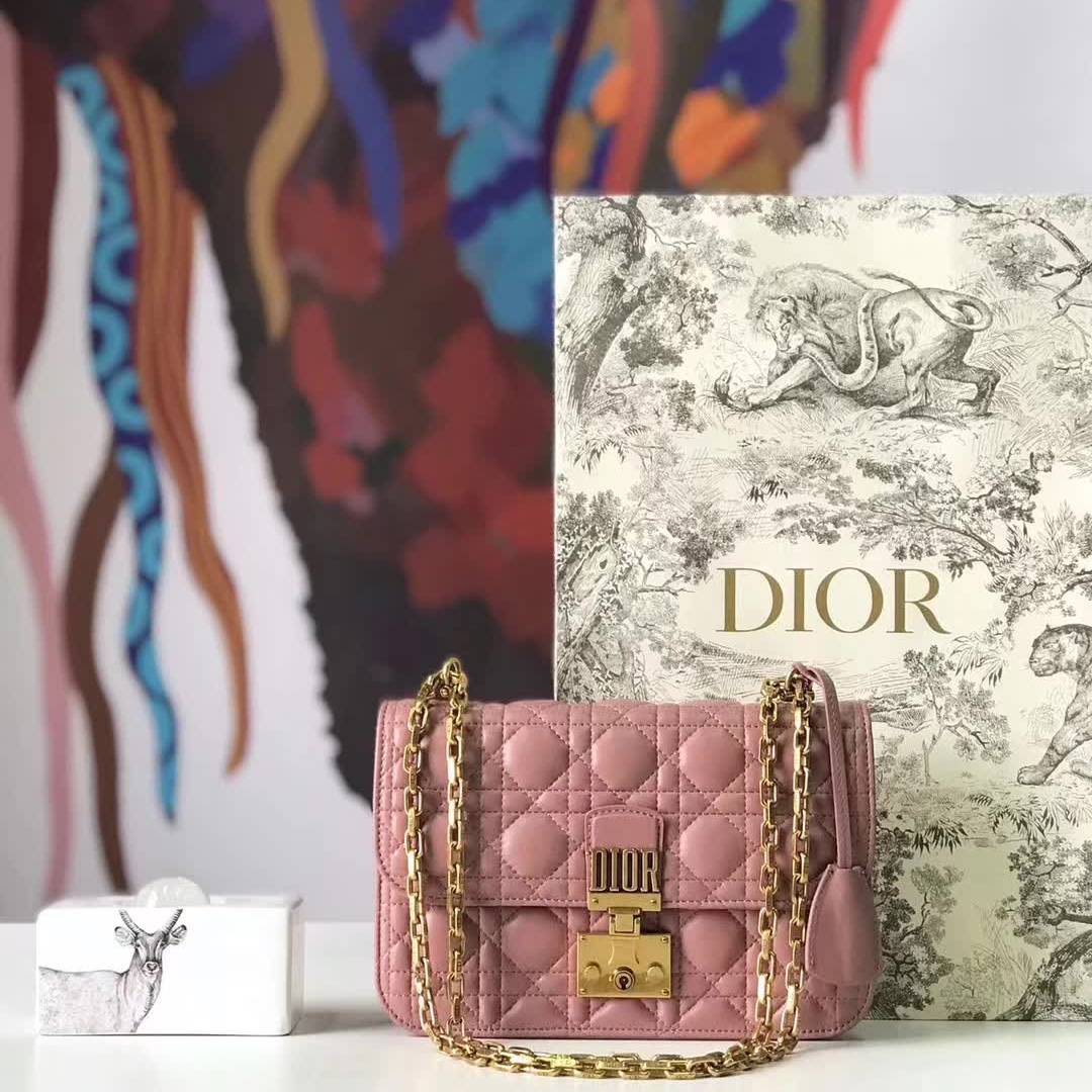 【原版皮】迪奥/Dior 链条包，选用小羊皮绗缝藤格纹，饰以精致又摩登复古品牌标识锁扣，很有年代感，搭配链条肩带，真是perfect
